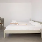 Petradi & Apartment Aegiali